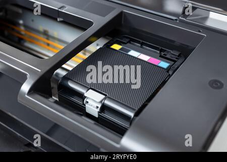Gros plan du conteneur de cartouches d'encre multicolores d'une imprimante Banque D'Images