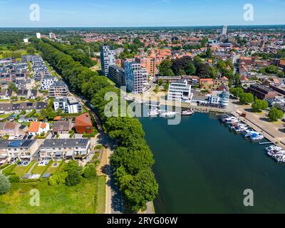 Vue aérienne avec drone de la belle ville Turnhout en Belgique, en Europe, vue depuis le port. Photo de haute qualité Banque D'Images