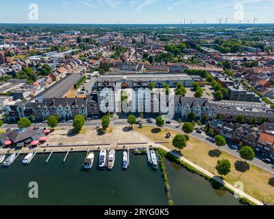 Vue aérienne avec drone de la belle ville Turnhout en Belgique, en Europe, vue depuis le port. Photo de haute qualité Banque D'Images