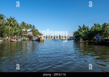 Promenade en bateau dans la forêt de palmiers de Nipa Banque D'Images