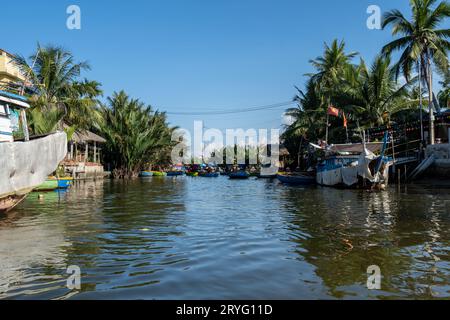 Promenade en bateau dans la forêt de palmiers de Nipa Banque D'Images