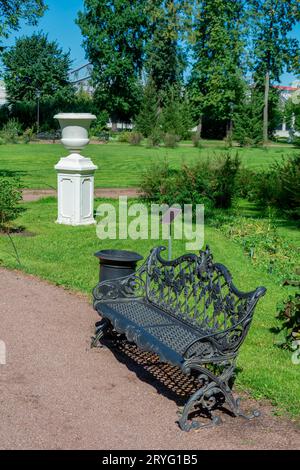 Banc de jardin décoratif en fonte ajourée dans le parc Banque D'Images