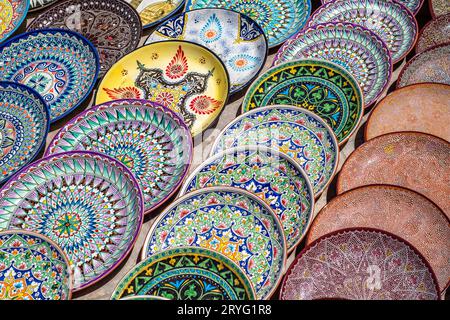 Assiettes décoratives en céramique avec ornement ouzbek traditionnel dans le marché de rue de Boukhara. Ouzbékistan Banque D'Images