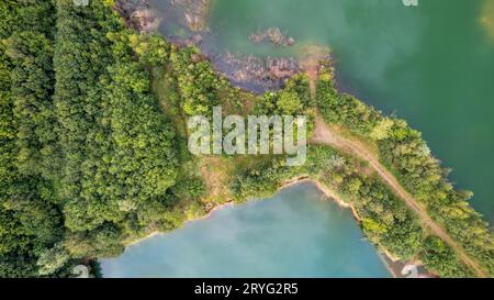 Lacs bleus d'en haut. Lacs dans la forêt verte en soirée lumière du soleil vue aérienne de drone. Arrière-plan estival pittoresque. Lac pittoresque Banque D'Images
