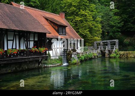 Moulin à marteaux historique au Blautopf à Blaubeuren ; Souabe Alb, Allemagne Banque D'Images