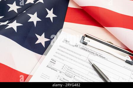 Concept d'élection de mi-mandat le jour du vote. Calendrier de novembre 8 2022 marqué en rouge et drapeau américain Banque D'Images