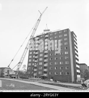 Une maison est en construction dans les années 1970 Le soi-disant programme million qui était le nom commun pour la construction de logements en Suède dans les années 1970 et qui était censé résoudre la pénurie de logements à Stockholm. Les appartements dans les immeubles de grande hauteur sont devenus la solution dans de nombreux quartiers résidentiels. Voici un immeuble de grande hauteur nouvellement construit où beaucoup ont déjà emménagé, même si la construction n'est pas tout à fait terminée. Suède 1975. Kristoffersson réf. EF70-7 Banque D'Images