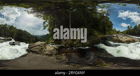 Limunsudan Falls avec un feuillage luxuriant. Cascade aux Philippines. Mindanao. VR 360. Banque D'Images