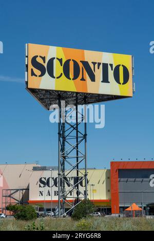 Bratislava, Slovaquie - 4 août 2022 : magasin de meubles Sconto. Sconto est une société de détail allemande dans l'industrie du meuble. Banque D'Images