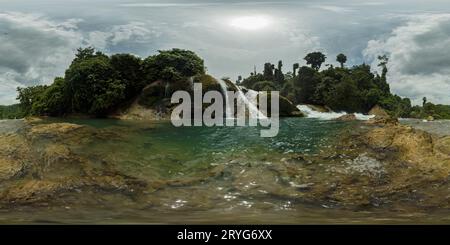 Eau rapide qui coule sur les roquettes à Aliwagwag Falls. Mindanao, Philippines. VR 360. Banque D'Images