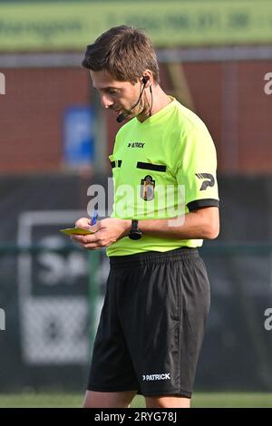 Zulte, Belgique. 30 septembre 2023. Arbitre Yves Verslycken photographié lors d'un match de football féminin entre SV Zulte - Waregem et White Star Woluwe lors de la cinquième journée de la saison 2023 - 2024 de la Super League Belge Lotto Womens, le dimanche 30 septembre 2023 à Zulte, BELGIQUE . Crédit : Sportpix/Alamy Live News Banque D'Images