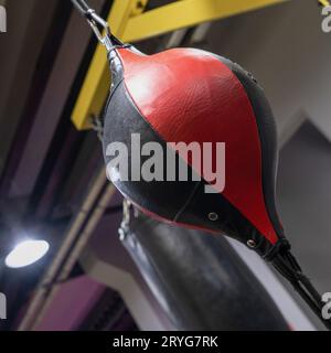 Un gros plan vertical d'un sac de boxe dans le complexe sportif Banque D'Images