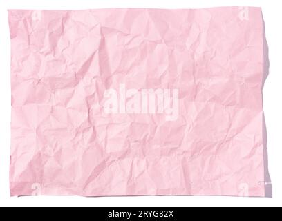 Feuille de papier rose vierge froissés isolée sur blanc. Maquette de modèle Banque D'Images