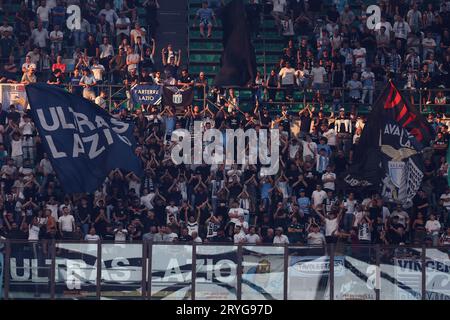 Milan, Italie. 30 septembre 2023. Les supporters de SS Lazio sont vus lors du match de Serie A entre AC Milan et SS Lazio au Stadio Giuseppe Meazza le 30 septembre 2023 à Milan, Italie. Crédit : Marco Canoniero/Alamy Live News Banque D'Images