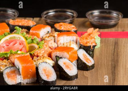 Gros plan d'un sushi sur une assiette en bois Banque D'Images