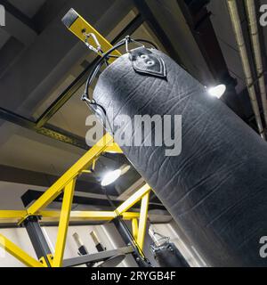 Gros plan d'un sac de boxe dans le complexe sportif Banque D'Images