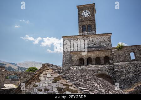 Ci-dessous vue de la forteresse de Gjirokastër dans la ville historique pendant la journée d'été. Horloge tour Patrimoine mondial de l'UNESCO dans le sud de l'Albanie. Banque D'Images