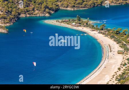 Vue panoramique sur la plage d'Oludeniz et le lagon bleu, Fethiye, Turquie. Banque D'Images