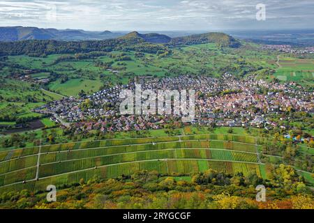 Neuffen en dessous du château de Hohenneuffen ; zone de biosphère Alb souabe et géoparc UNESCO Souabe Alb. Banque D'Images