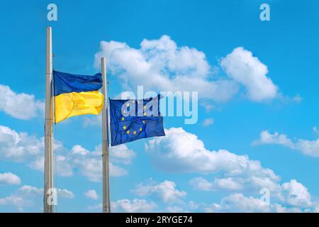 Drapeaux de l'Ukraine et de l'Europe Banque D'Images