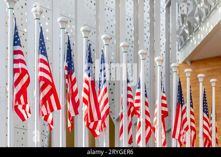 Dubaï, Émirats arabes Unis - 4 novembre 2021 : drapeaux des États-Unis devant le pavillon des États-Unis à l'Expo 2020 Banque D'Images