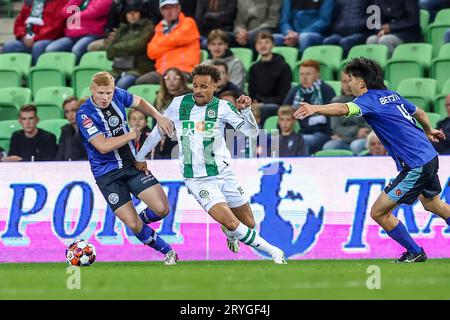 Groningen, Niederlande. 29 septembre 2023. Sebastiaan van Bakel du FC Den Bosch se bat pour le ballon avec Liam van Gelderen du FC Groningen lors du match néerlandais Keuken Kampioen Divisie entre le FC Groningen et le FC Den Bosch le 29 septembre 2023 à Groningen, pays-Bas crédit : dpa/Alamy Live News Banque D'Images