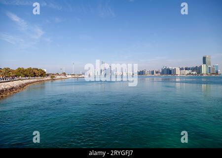 Abu Dhabi, Émirats arabes Unis - 2 décembre 2021 : paysage urbain d'Abu Dhabi pendant la journée ensoleillée, vue depuis le bord de mer sur la Corniche Banque D'Images