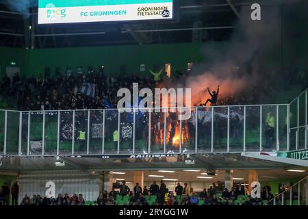 Groningen, Niederlande. 29 septembre 2023. Fans et supporters du FC Den Bosch avec feu d'artifice lors du match néerlandais Keuken Kampioen Divisie entre le FC Groningen et le FC Den Bosch le 29 septembre 2023 à Groningen, pays-Bas crédit : dpa/Alamy Live News Banque D'Images