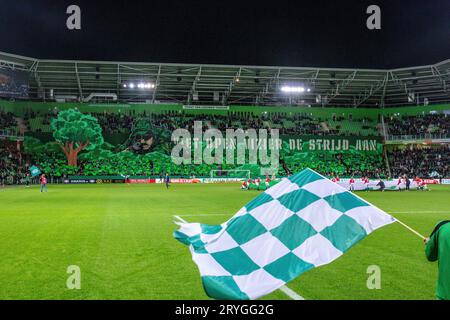 Groningen, Niederlande. 29 septembre 2023. Fans et supporters du FC Groningen avec une campagne atmosphérique lors du match néerlandais Keuken Kampioen Divisie entre le FC Groningen et le FC Den Bosch le 29 septembre 2023 à Groningen, pays-Bas crédit : dpa/Alamy Live News Banque D'Images