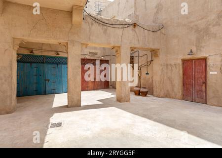 Portes de style arabe au marché traditionnel du vieux Dubaï Banque D'Images