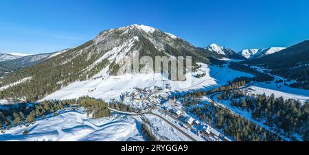 Namlos, un petit village dans une vallée latérale reculée de la vallée de lech en hiver Banque D'Images