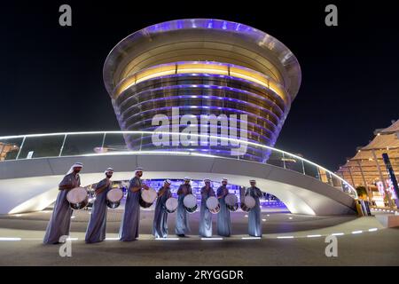 Dubaï, Émirats arabes Unis - 3 mars 2022 : représentation traditionnelle émiratie à côté du pavillon Mobility Alif a à l'Expo 2020 Banque D'Images