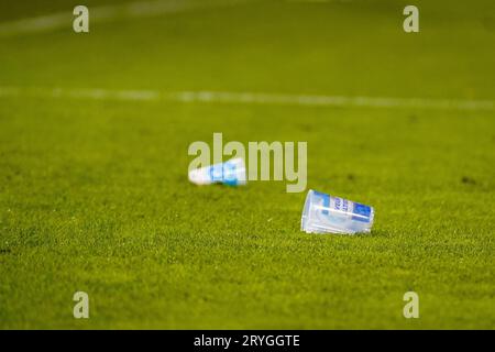 Doetinchem, Niederlande. 29 septembre 2023. Des tasses de bière vides sont jetées sur le terrain lors du match néerlandais Keuken Kampioen Divisie entre de Graafschap et Roda JC le 29 septembre 2023 à Doetinchem, pays-Bas Credit : dpa/Alamy Live News Banque D'Images