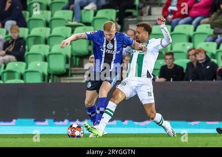 Groningen, Niederlande. 29 septembre 2023. Sebastiaan van Bakel du FC Den Bosch se bat pour le ballon avec Liam van Gelderen du FC Groningen lors du match néerlandais Keuken Kampioen Divisie entre le FC Groningen et le FC Den Bosch le 29 septembre 2023 à Groningen, pays-Bas crédit : dpa/Alamy Live News Banque D'Images