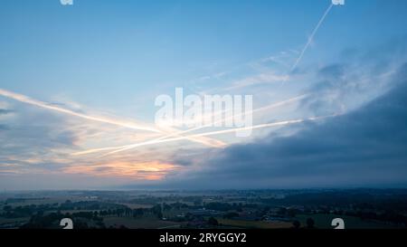 Vue aérienne d'un ciel nocturne sur les champs couvert avec des nuages de tempête de tonnerre entrant sur le lever ou le coucher du soleil, pris avec Banque D'Images