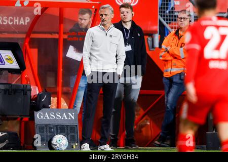 ENSCHEDE, PAYS-BAS - SEPTEMBRE 30 : l'entraîneur-chef Kees van Wonderen (SC Heerenveen) regarde pendant le match d'Eredivisie entre le FC Twente et le SC Heerenveen Banque D'Images