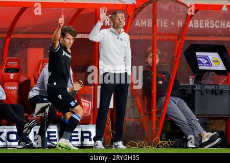 ENSCHEDE, PAYS-BAS - SEPTEMBRE 30 : l'entraîneur-chef Kees van Wonderen (SC Heerenveen) regarde pendant le match d'Eredivisie entre le FC Twente et le SC Heerenveen Banque D'Images