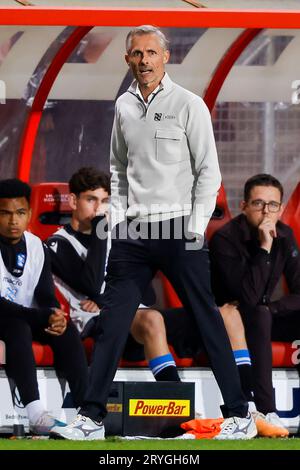 ENSCHEDE, PAYS-BAS - SEPTEMBRE 30 : l'entraîneur-chef Kees van Wonderen (SC Heerenveen) regarde pendant le match d'Eredivisie entre le FC Twente et le SC Heerenveen Banque D'Images