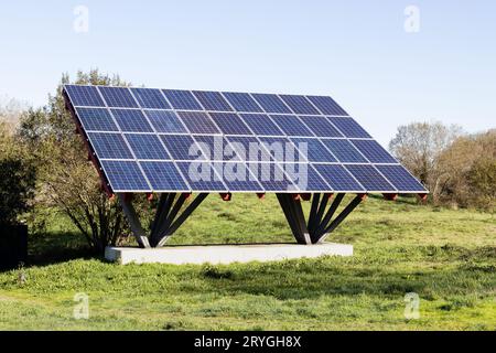 Panneaux solaires installés sur une structure métallique construite dans un champ Banque D'Images