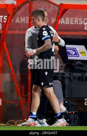 ENSCHEDE, PAYS-BAS - SEPTEMBRE 30 : l'entraîneur-chef Kees van Wonderen (SC Heerenveen) et Patrik Walemark (SC Heerenveen) se penchent sur l'Eredivisie Banque D'Images