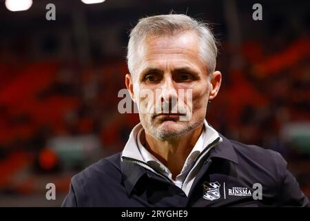 ENSCHEDE, PAYS-BAS - SEPTEMBRE 30 : l'entraîneur-chef Kees van Wonderen (SC Heerenveen) regarde pendant le match d'Eredivisie entre le FC Twente et le SC Heerenveen Banque D'Images