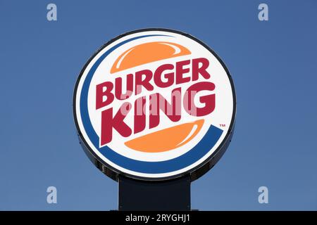 Logo de la chaîne de restauration rapide Burger King sur un poteau. Burger King est une chaîne mondiale de fast-food hamburgers Banque D'Images