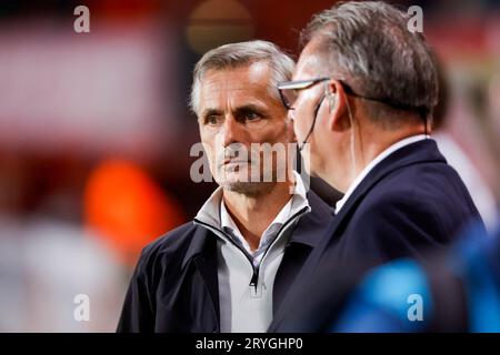 ENSCHEDE, PAYS-BAS - SEPTEMBRE 30 : l'entraîneur-chef Kees van Wonderen (SC Heerenveen) regarde pendant le match d'Eredivisie entre le FC Twente et le SC Heerenveen Banque D'Images