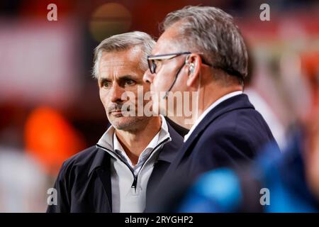 ENSCHEDE, PAYS-BAS - SEPTEMBRE 30 : l'entraîneur-chef Kees van Wonderen (SC Heerenveen) regarde pendant le match d'Eredivisie entre le FC Twente et le SC Heerenveen Banque D'Images