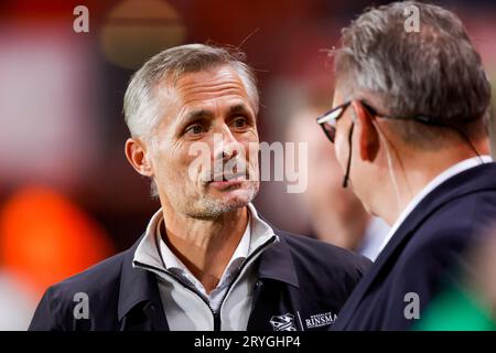 ENSCHEDE, PAYS-BAS - SEPTEMBRE 30 : l'entraîneur-chef Kees van Wonderen (SC Heerenveen) regarde pendant le match d'Eredivisie entre le FC Twente et le SC Heerenveen Banque D'Images