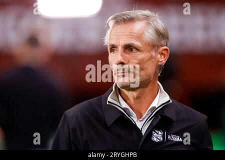 ENSCHEDE, PAYS-BAS - SEPTEMBRE 30 : l'entraîneur-chef Kees van Wonderen (SC Heerenveen) regarde pendant le match d'Eredivisie entre le FC Twente et le SC Heerenveen Banque D'Images