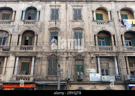 Alexandrie, Égypte. 4 décembre 2022. Architecture de l'époque coloniale disparue près du front de mer Méditerranée de la deuxième plus grande ville d'Egypte, Alexandrie. (Image de crédit : © John Wreford/SOPA Images via ZUMA Press Wire) USAGE ÉDITORIAL SEULEMENT! Non destiné à UN USAGE commercial ! Banque D'Images