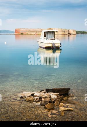 Bateau à moteur ancré Banque D'Images