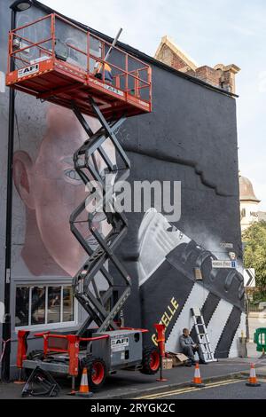 L’artiste aérosol Jody Thomas travaille sur la murale Adidas Originals Sam Fender dans la ville de Newcastle upon Tyne, au Royaume-Uni Banque D'Images