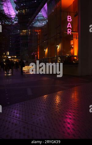 Photo verticale d'un néon d'un bar près du Sony Center de Berlin, Allemagne Banque D'Images